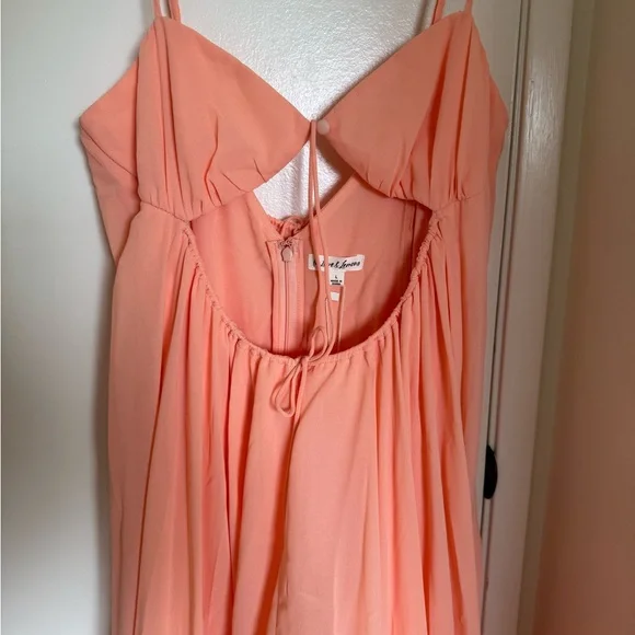 Elegant Peach Nightgown with Ruffle Details - Picture 2 of 6